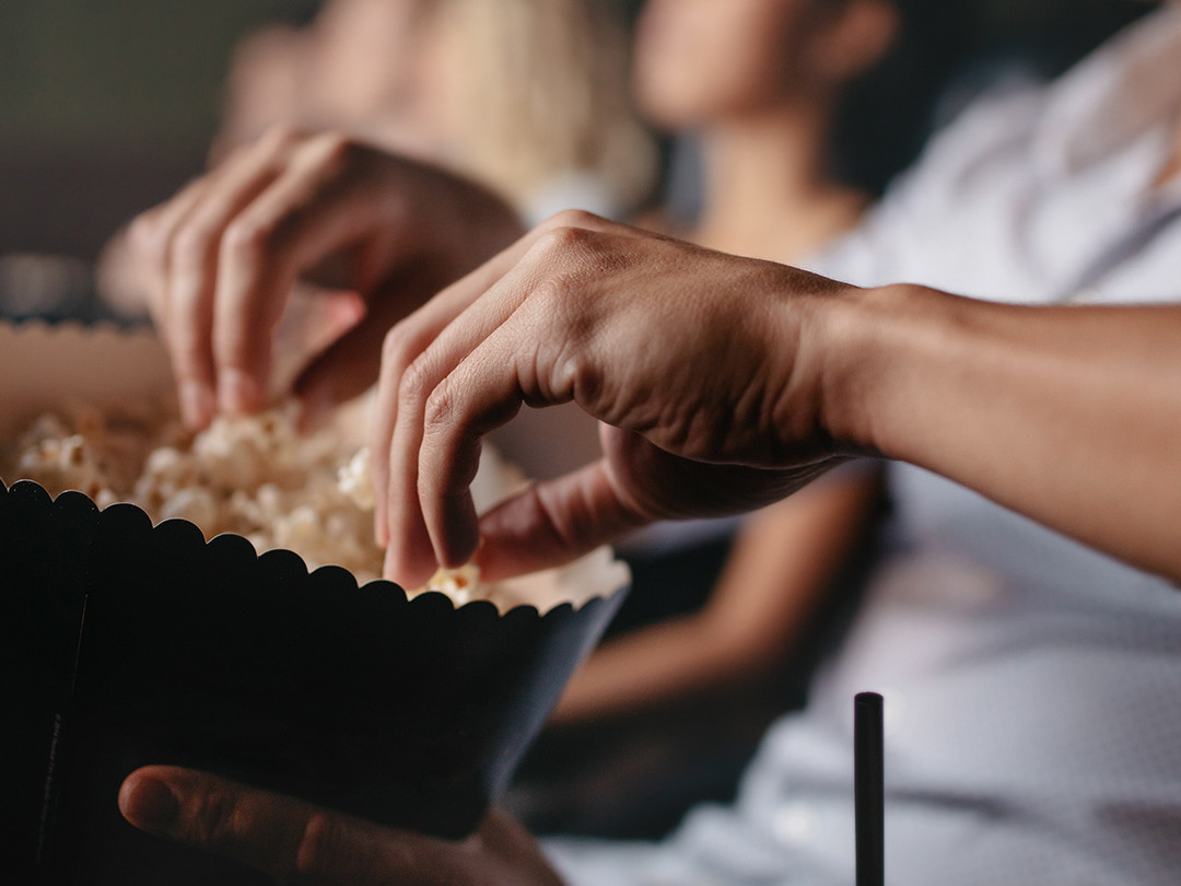 Personnes devant une séance de cinéma à Ruffec